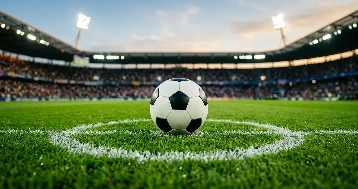 Spielball auf dem Anstoßpunkt in einem hell beleuchteten WM-Stadion kurz vor dem Anpfiff